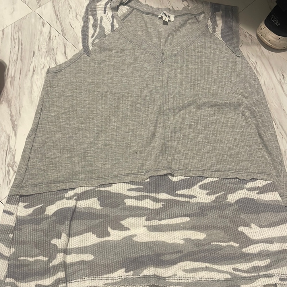 Women’s buckle tank top